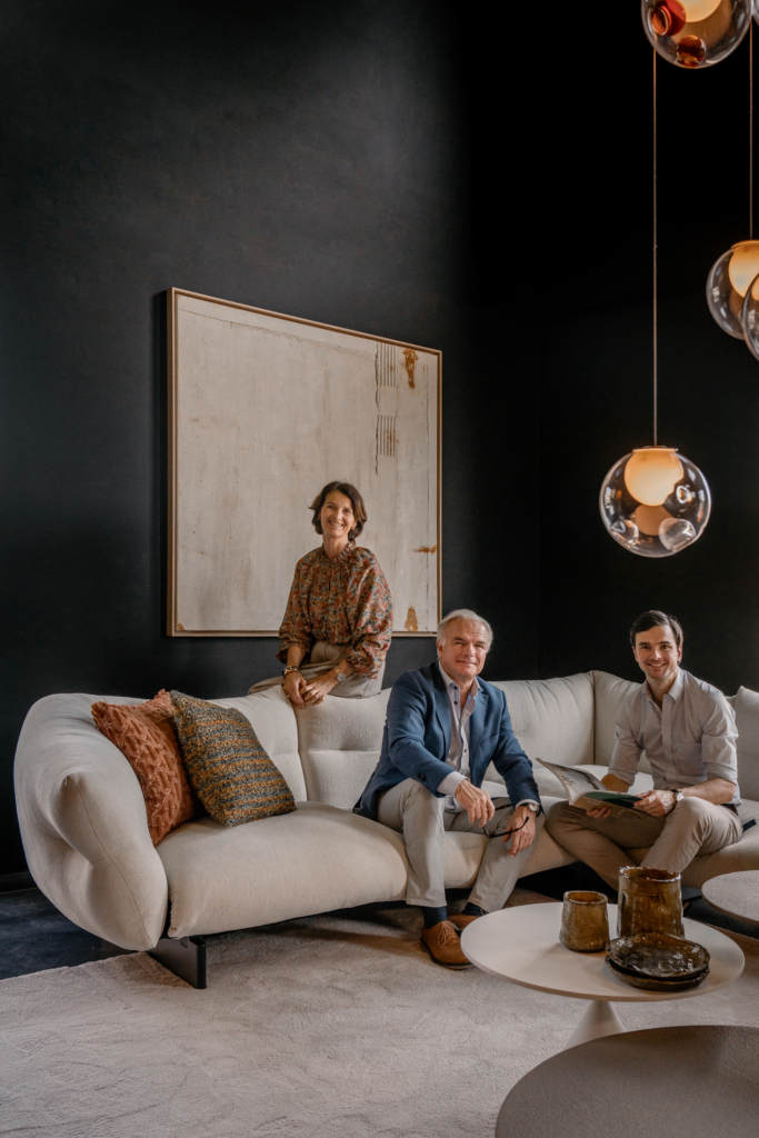 Bernadette, Filip en Jan Van Praet zitten op een sofa.