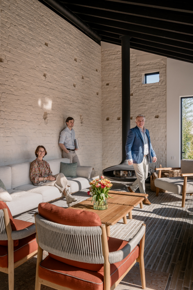 Bernadette, Jan en Filip Van Praet in het zomerhuis.
